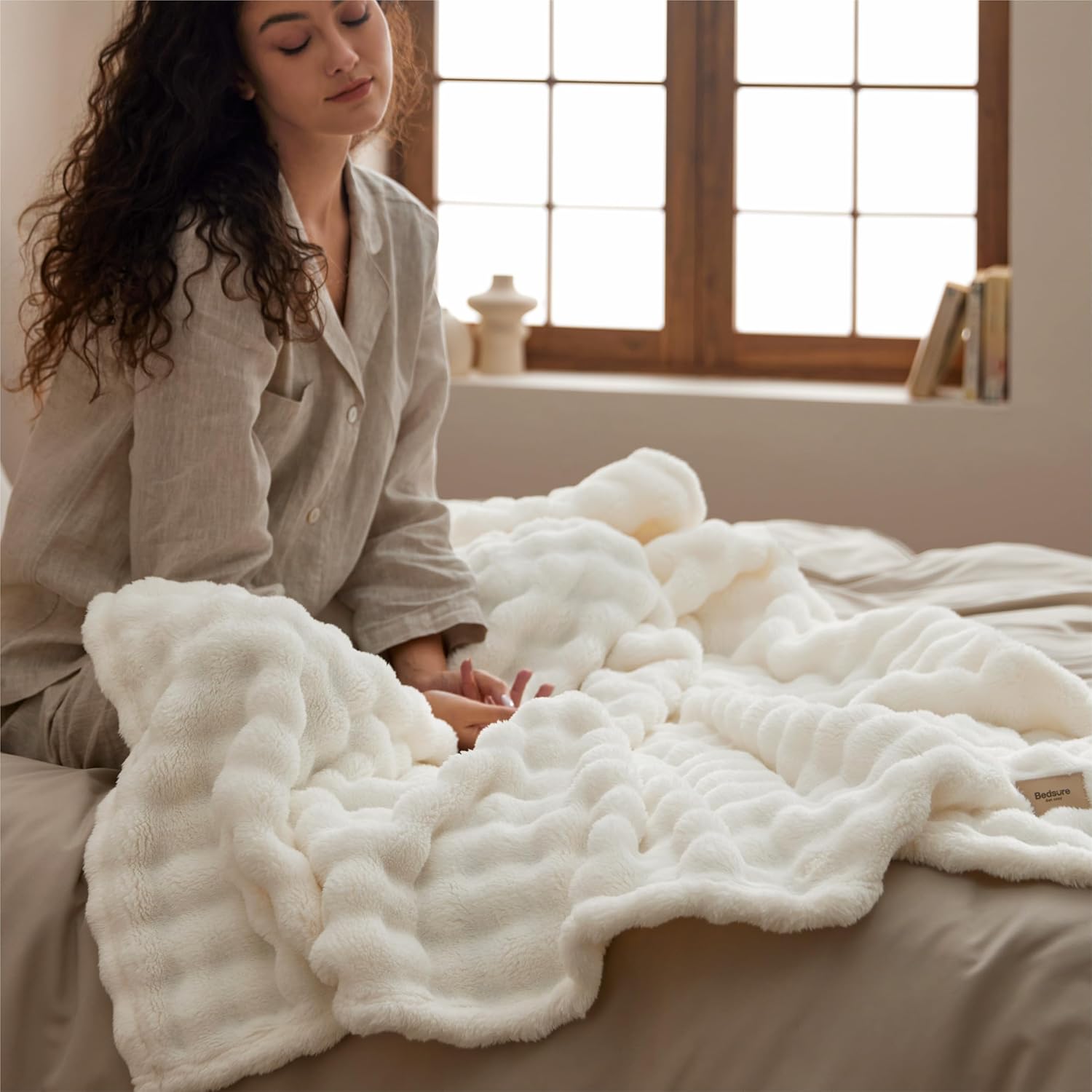 Bedsure 3D Fleece Bubble Blanket for Couch - GentleSoft Cute White Throw Blanket for Sofa Bed Room Decor - Luxury Soft Cozy Cloud Blanket Mothers Gifts for Women, Lightweight, Off White, 50"×60" - Image 4